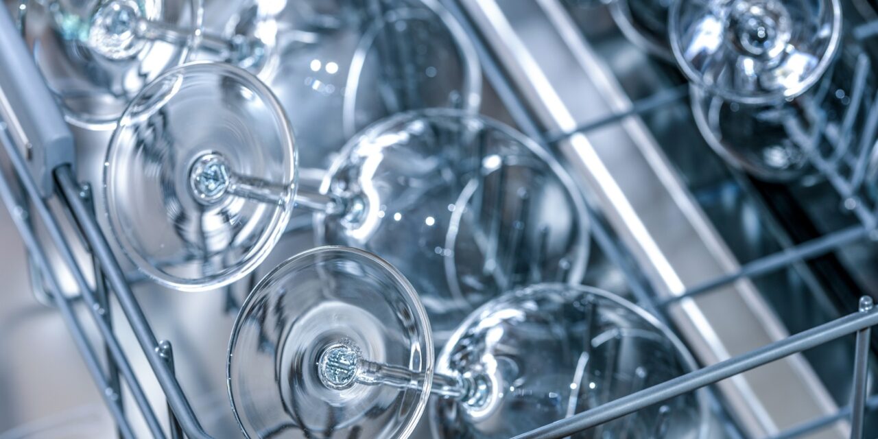 Comment nettoyer un lave-vaisselle en profondeur pour optimiser son efficacité ?