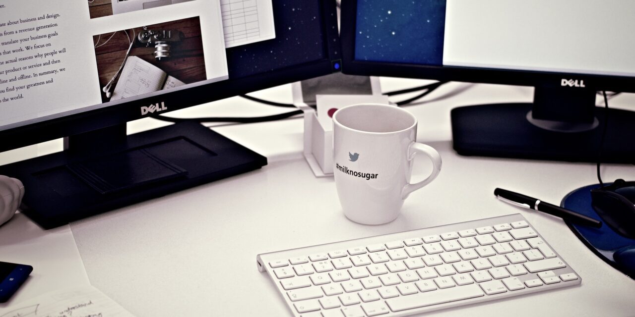 Un écran de 27 pouces, l’intérêt d’avoir un bureau confortable pour le télétravail