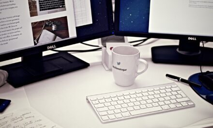 Un écran de 27 pouces, l’intérêt d’avoir un bureau confortable pour le télétravail