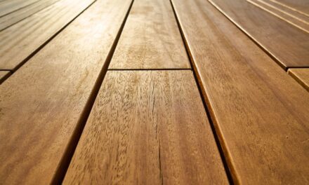 Comment entretenir un parquet massif au quotidien pour bien le conserver ?