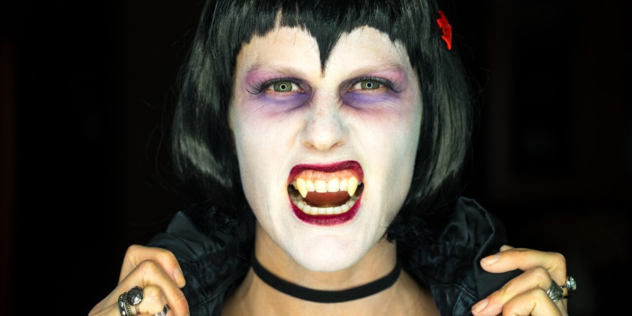 Succombez à l’obscurité, des conseils pour un maquillage de vampire féminin à couper le souffle