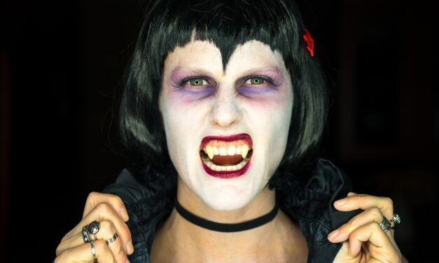Succombez à l’obscurité, des conseils pour un maquillage de vampire féminin à couper le souffle