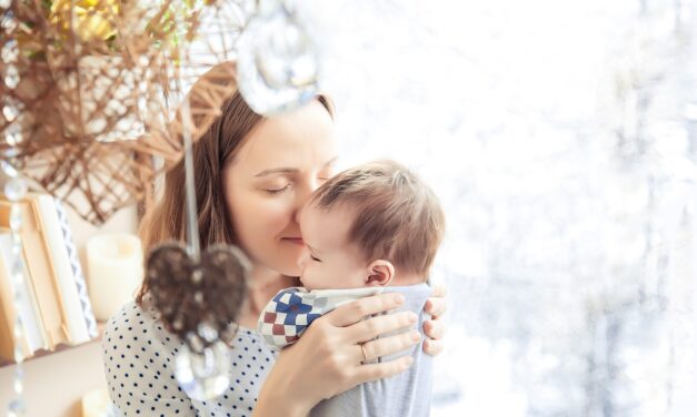 Le porte-bébé permet de transporter l’enfant et de garder les mains libres