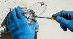 Comment enlever la vitre du compteur d'eau : les étapes à suivre