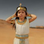 Acteurs en costume égyptien antique sur un plateau de tournage cinématographique