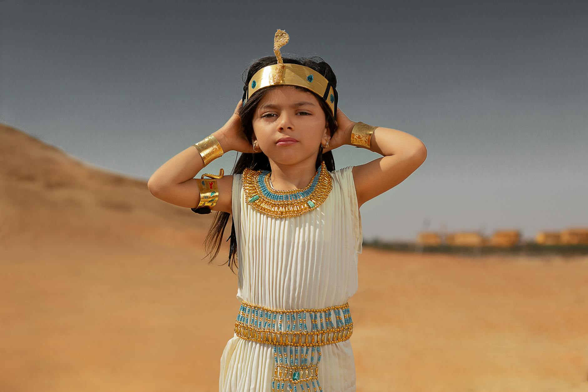 Acteurs en costume égyptien antique sur un plateau de tournage cinématographique