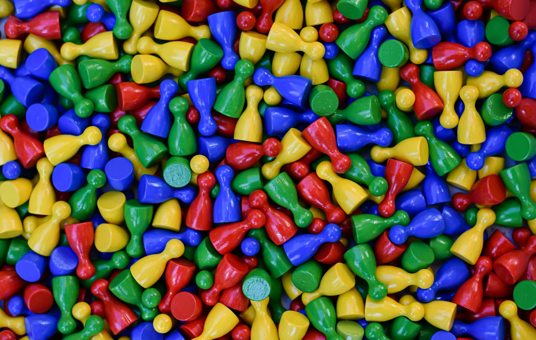 Plateau coloré de Trivial Pursuit avec pions camembert posés sur les cases