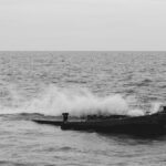 Reconstitution dramatique d'un radeau de naufragés sur l'océan agité