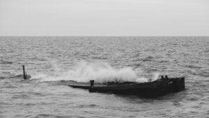 Reconstitution dramatique d'un radeau de naufragés sur l'océan agité