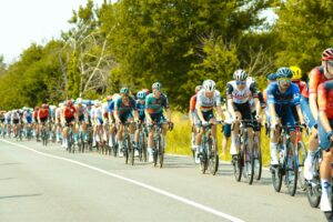 Le championnat de France cyclisme 2025 aux Herbiers, quatre jours pour désigner les tricolores Peloton de cyclistes en pleine course sur route française lors d'un championnat national
