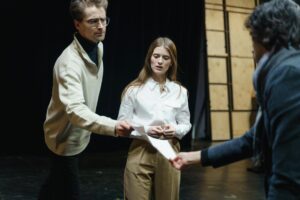 James McAvoy en costume sombre sur scène dans un rôle dramatique intense