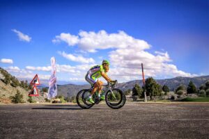 Peloton cycliste en pleine ascension alpine lors d'une course professionnelle