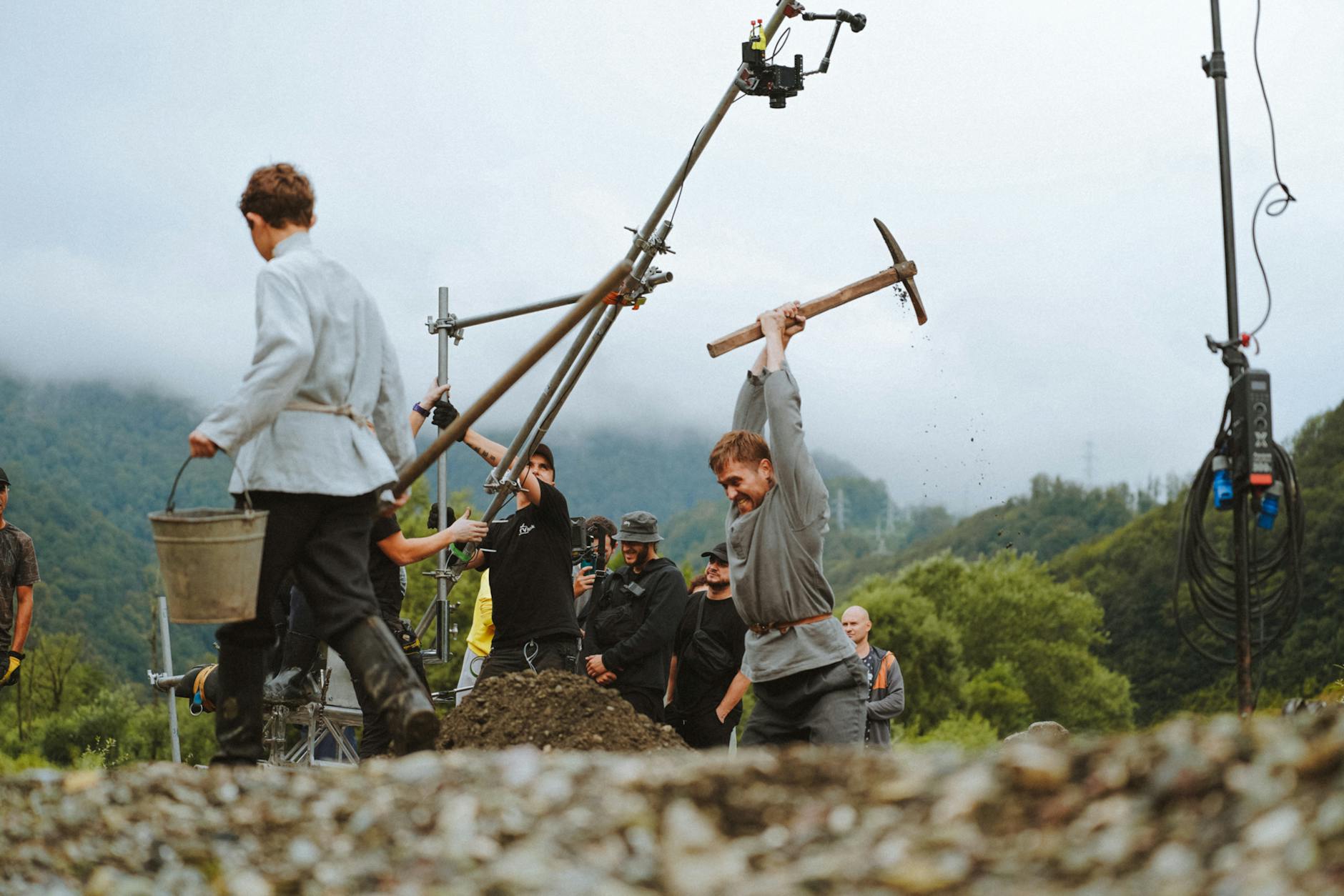 Aaron Taylor-Johnson sur un plateau de cinéma en costume d'action, ambiance film hollywoodien