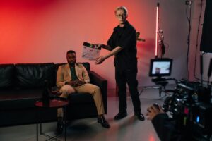 Acteur masculin en costume sombre sur scène de cinéma dramatique américain contemporain