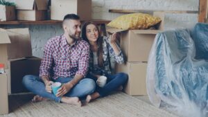 Couple comparant des offres de prêt travaux sur ordinateur portable