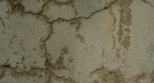 Comment réparer une grosse fissure sur un mur extérieur sans tout rater ? Maçon réparant une grosse fissure sur façade de maison extérieure