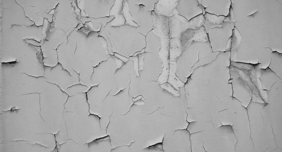 Mur intérieur dégradé par infiltration d'eau de pluie avec traces d'humidité