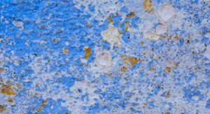 Peinture qui cloque à la 2eme couche : pourquoi ça arrive et comment réparer proprement Mur avec cloques de peinture visibles après application deuxième couche