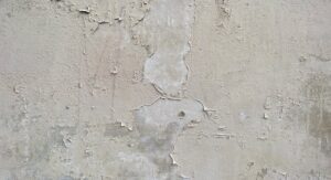 Peinture qui cloque à la 2eme couche : causes, diagnostic et réparation sans erreur mur en cours de peinture avec cloques visibles sur deuxième couche fraîche