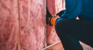 Comment faire constater une mauvaise isolation et protéger ses droits ? Technicien réalisant une thermographie infrarouge sur un mur intérieur humide