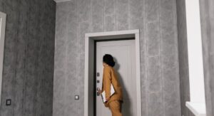 Comment faire constater une mauvaise isolation et défendre vos droits ? Technicien effectuant un diagnostic thermique sur un mur intérieur humide