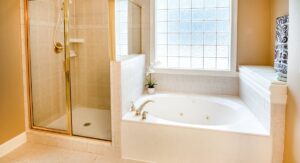 Quand le carrelage qui se décolle trahit un problème d'humidité plus profond ? Carrelage décollé au sol dans une salle de bain humide