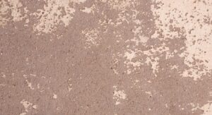 Peinture qui cloque à la 2e couche : pourquoi ça arrive et comment tout réparer mur abîmé avec cloques et décollement de peinture après application