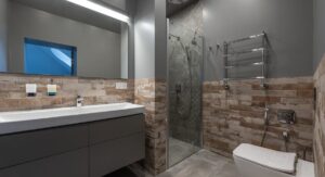 Carrelage qui se décolle à cause de l'humidité : causes, diagnostic et solutions efficaces Carrelage décollé au sol dans une salle de bain humide
