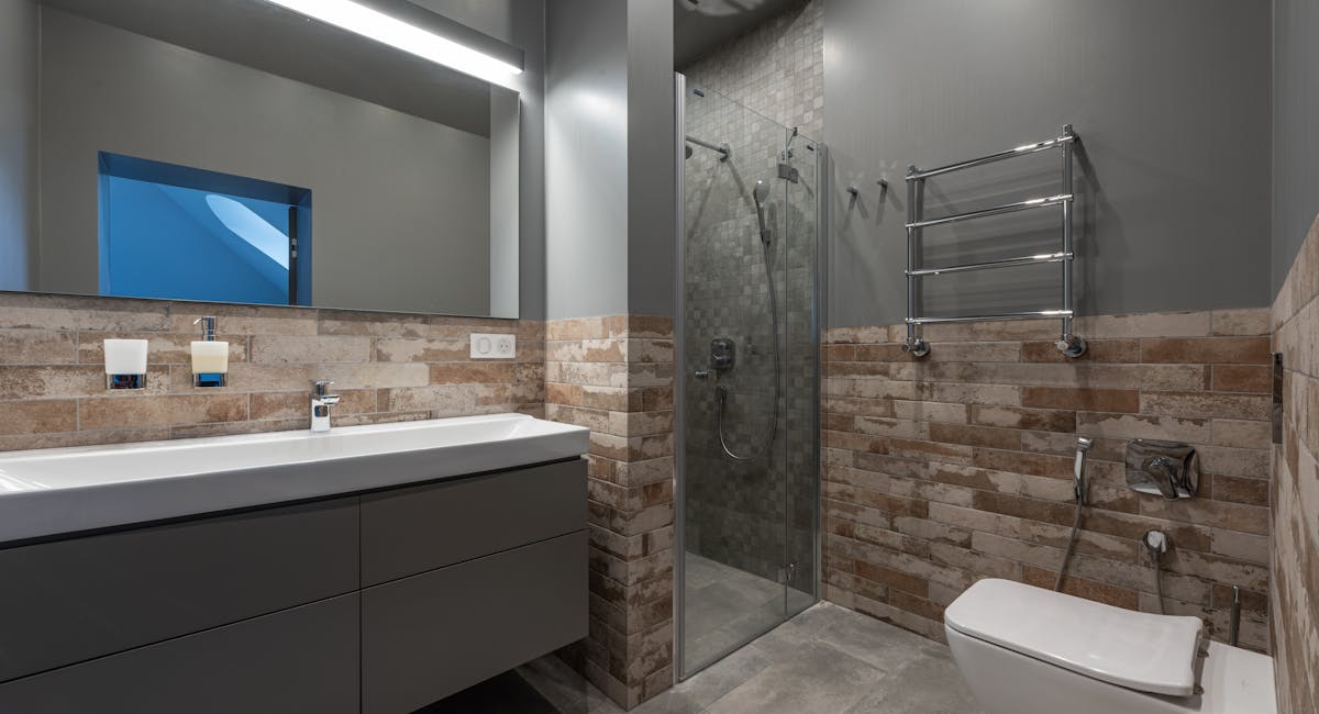 Carrelage décollé au sol dans une salle de bain humide