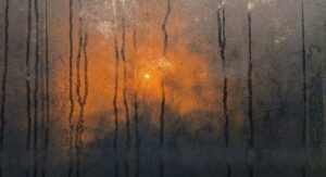 Remontées capillaires par le sol, comment identifier et traiter ce problème avant les dégâts Mur intérieur fissuré avec traces d'humidité et taches de salpêtre au sol