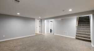 Remontées capillaires par le sol, comment les identifier et les traiter durablement Mur intérieur humide avec taches d'efflorescence blanche au sol