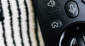 Enceinte Amazon Echo sur un meuble de salon connecté avec smartphone