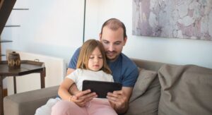 Salon connecté avec éclairage intelligent et tablette de contrôle domotique