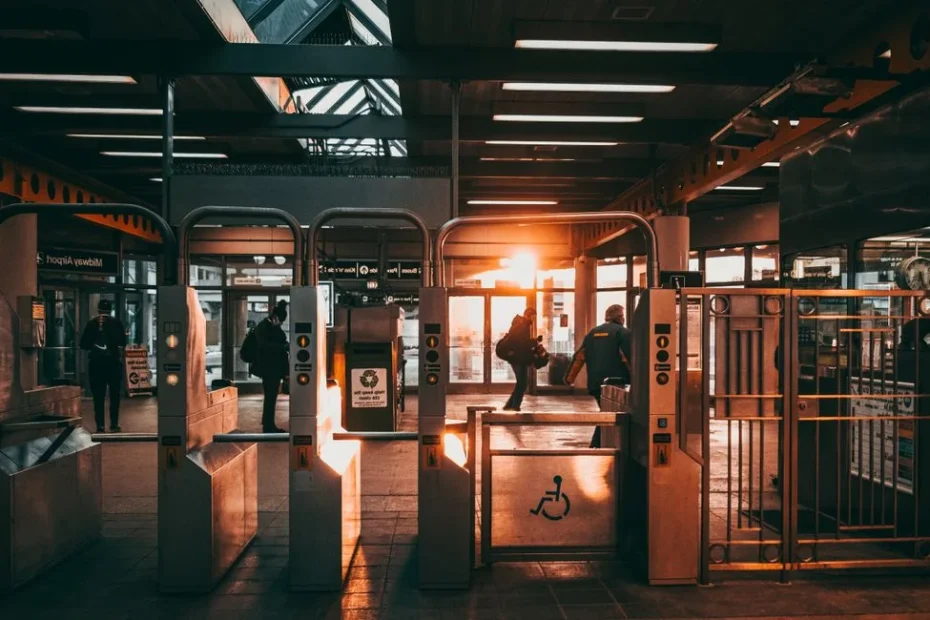 Passager consultant son téléphone sur un quai de gare SNCF