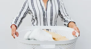 Cellier moderne avec étagères organisées, panier de linge et panier à fruits