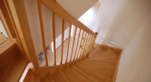 Pourquoi l'escalier à pas japonais peut devenir un piège : les 5 défaillances à ne pas ignorer ? Escalier japonais en bois dans mezzanine étroite, absence de rampe visible