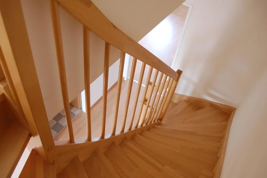 Escalier japonais en bois dans mezzanine étroite, absence de rampe visible