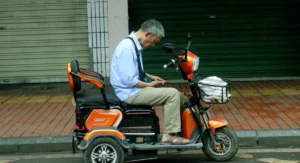 Débridage trottinette Xiaomi : pourquoi les utilisateurs se trompent (et vous aussi) Homme répare trottinette Xiaomi noire sur trottoir urbain