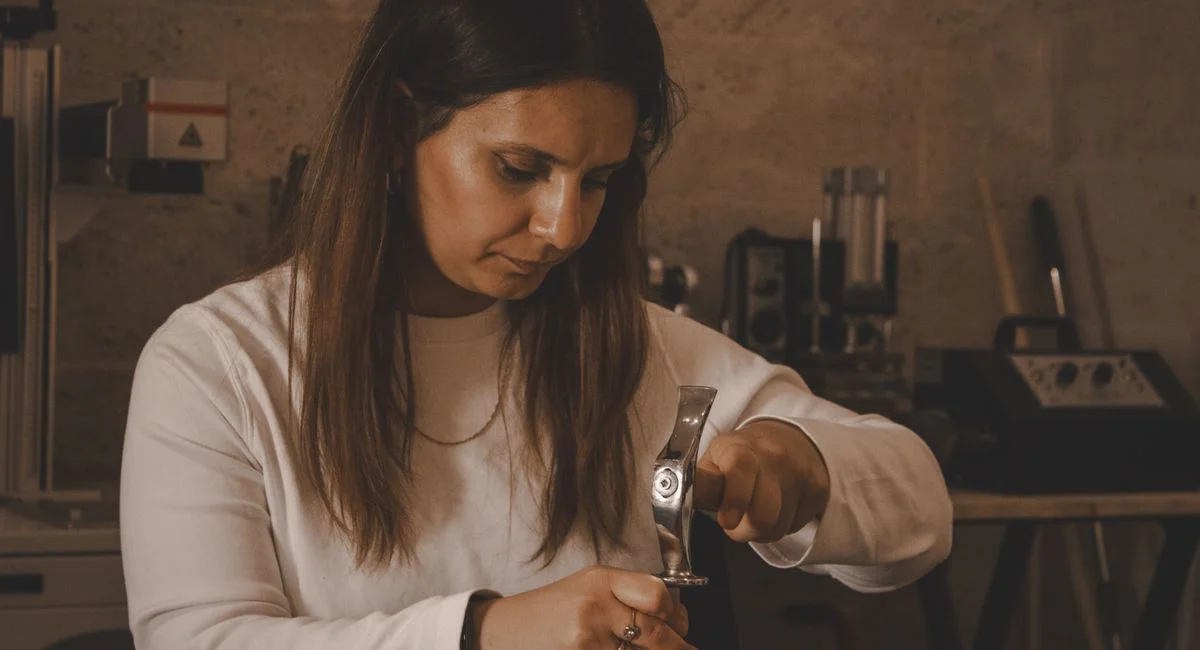 illustration-comment-couper-le-verre-1784121423806 Couper le verre sans l'éclater : les 5 techniques que les vitriers professionnels gardent secrètes