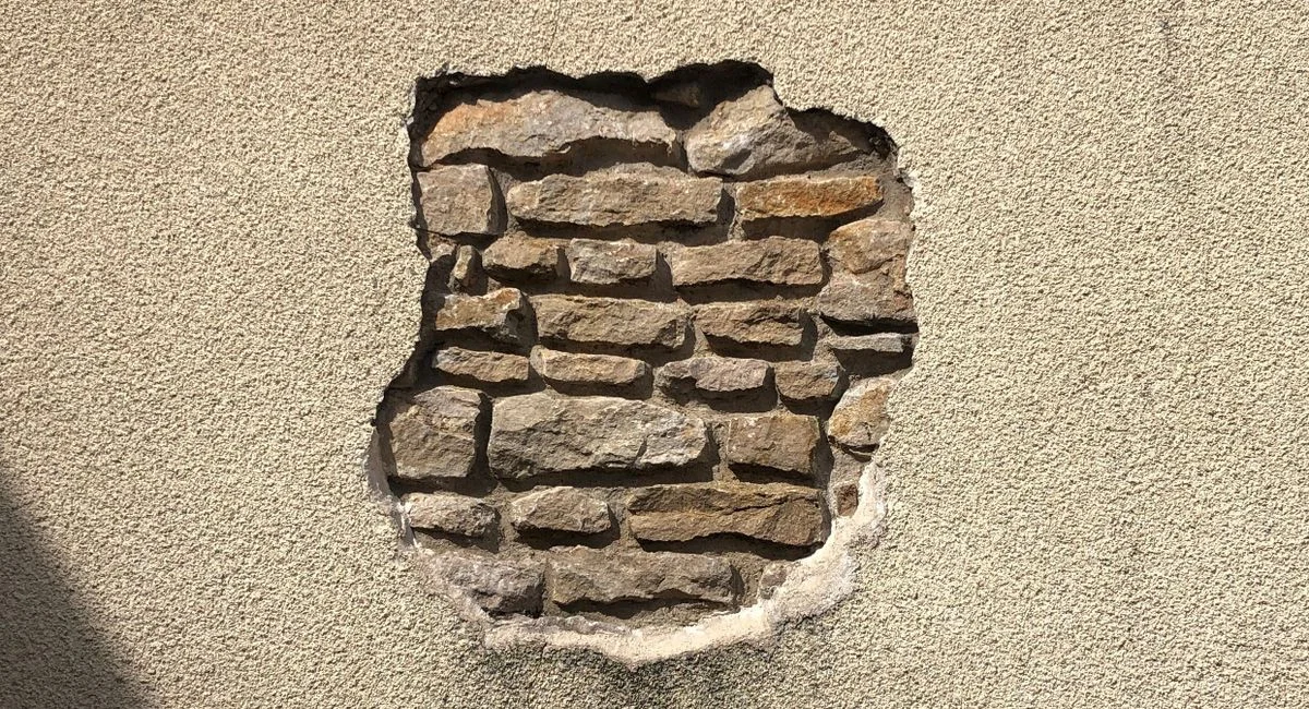 illustration-pose-placo-colle-sur-mur-irregulier-1784122883809 Poser du placo collé sur un mur irrégulier : la méthode qui change tout