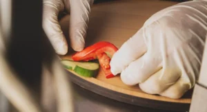 Couper le verre sans l'éclater : les 5 techniques que les vitriers professionnels gardent secrÚtes Main gantée traçant une ligne sur une plaque de verre avec molette