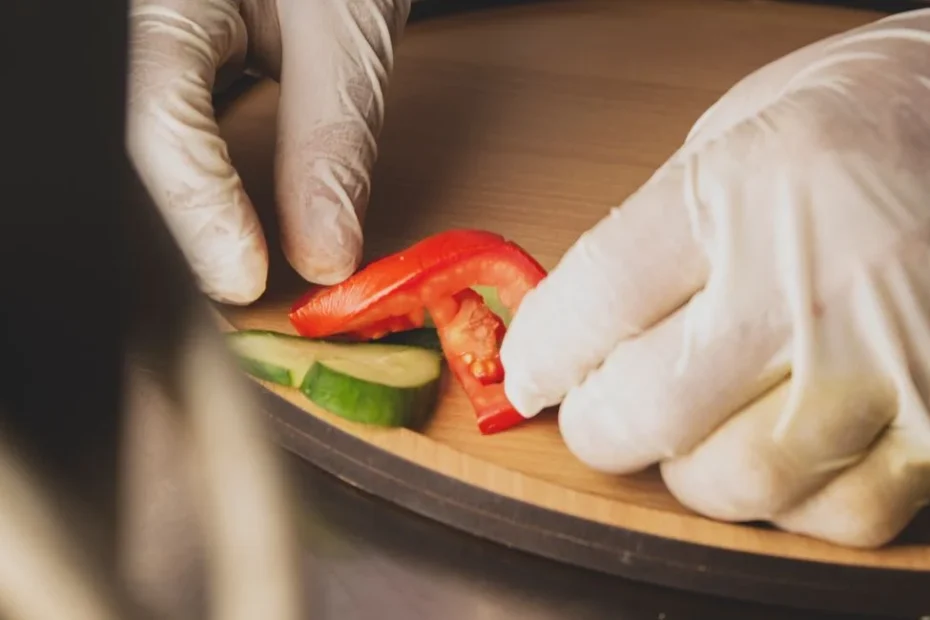 Main gantée traçant une ligne sur une plaque de verre avec molette