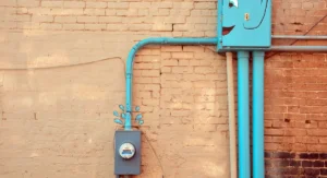 Schéma d'évacuation des eaux usées en cuisine : 5 configurations qui fonctionnent vraiment Plan d’installation plomberie cuisine rénovation en cours, outils et tuyaux apparents