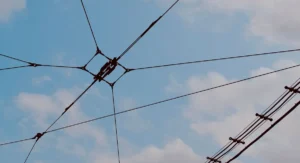 Portail de raccordement électrique : démêlez les vrais pièges que 90% des demandeurs ignorent Technicien installe raccordement électrique sur chantier résidentiel