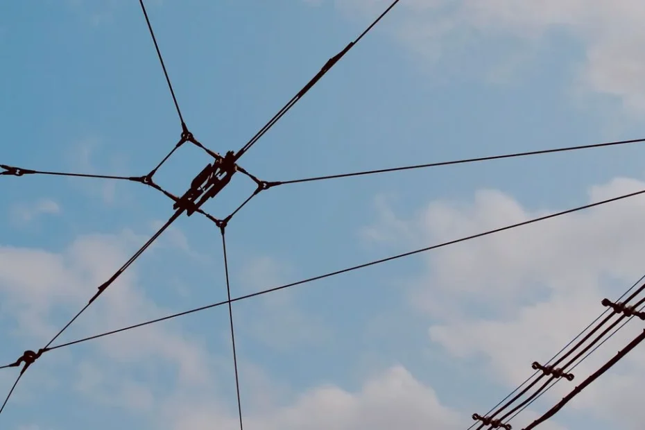 Technicien installe raccordement électrique sur chantier résidentiel