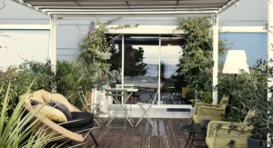 Composer ses grands pots de terrasse : 5 stratégies d'agencement que les paysagistes gardent secrètes Terrasse moderne avec quatre grands pots colorés plantés, vue en été