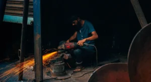 Couper le verre sans le casser : les 5 méthodes qu'utilisent vraiment les professionnels Un professionnel coupe une plaque de verre sur un établi lumineux