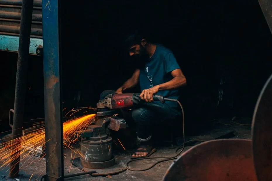 Un professionnel coupe une plaque de verre sur un établi lumineux